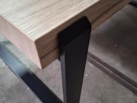 Industriële eettafel v.v. robuust houten tafelblad en zwart metalen frame - afbeelding 4 van  4
