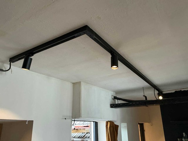 Industriële hang- en spot verlichting met rails - afbeelding 4 van  7