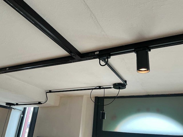 Industriële hang- en spot verlichting met rails - afbeelding 6 van  7