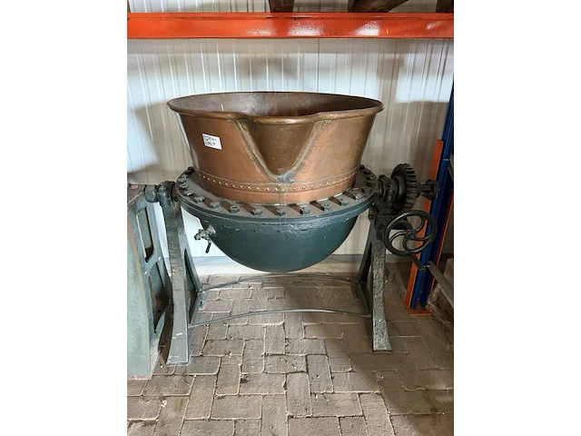 Industriële kantelbare kookketel, jamketel met handwiel, koper/brons/groen, op stalen onderstel met handwiel - afbeelding 1 van  5