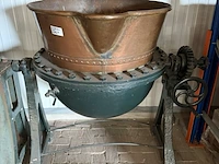 Industriële kantelbare kookketel, jamketel met handwiel, koper/brons/groen, op stalen onderstel met handwiel