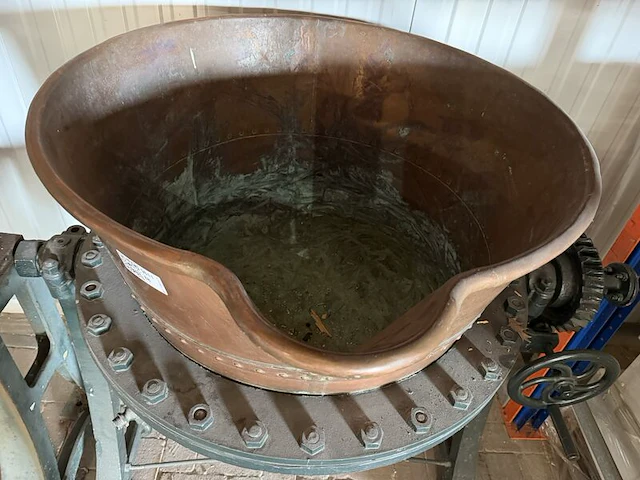 Industriële kantelbare kookketel, jamketel met handwiel, koper/brons/groen, op stalen onderstel met handwiel - afbeelding 2 van  5