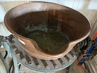 Industriële kantelbare kookketel, jamketel met handwiel, koper/brons/groen, op stalen onderstel met handwiel - afbeelding 2 van  5