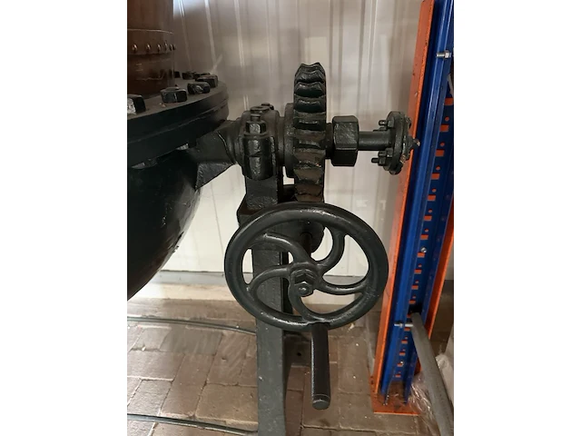 Industriële kantelbare kookketel, jamketel met handwiel, koper/brons/groen, op stalen onderstel met handwiel - afbeelding 3 van  5