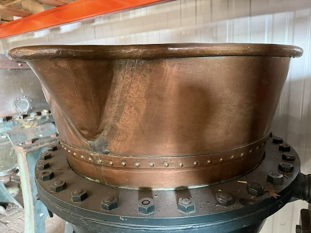 Industriële kantelbare kookketel, jamketel met handwiel, koper/brons/groen, op stalen onderstel met handwiel - afbeelding 4 van  5