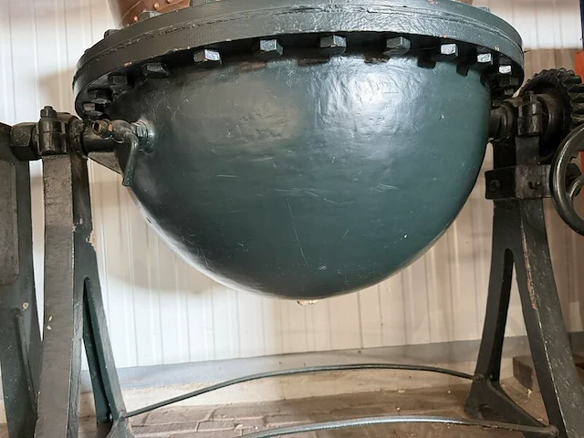 Industriële kantelbare kookketel, jamketel met handwiel, koper/brons/groen, op stalen onderstel met handwiel - afbeelding 5 van  5
