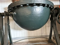 Industriële kantelbare kookketel, jamketel met handwiel, koper/brons/groen, op stalen onderstel met handwiel - afbeelding 5 van  5