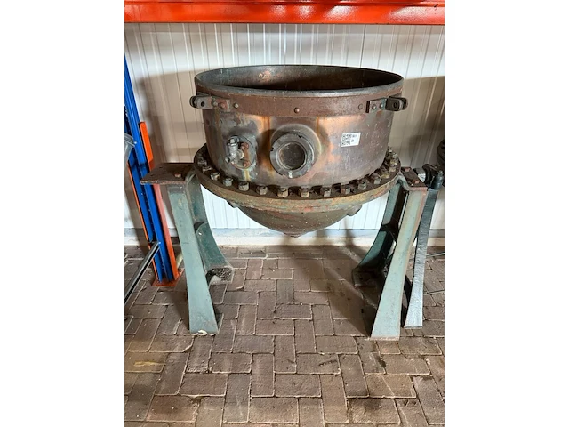 Industriële kantelbare kookketel, jamketel met handwiel, koper/brons/groen, op stalen onderstel - afbeelding 1 van  4