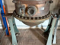 Industriële kantelbare kookketel, jamketel met handwiel, koper/brons/groen, op stalen onderstel
