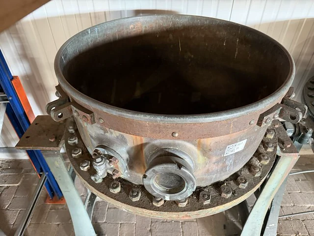 Industriële kantelbare kookketel, jamketel met handwiel, koper/brons/groen, op stalen onderstel - afbeelding 2 van  4