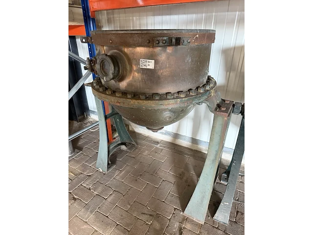 Industriële kantelbare kookketel, jamketel met handwiel, koper/brons/groen, op stalen onderstel - afbeelding 4 van  4