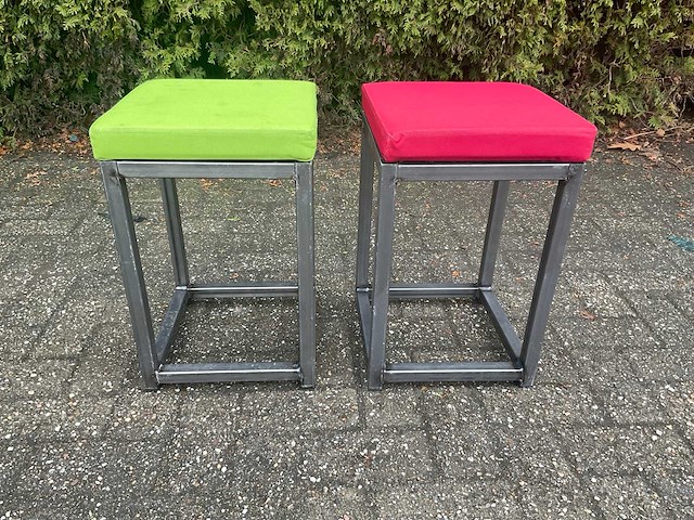 Industriële kruk - voorzien van twee gekleurde zittingen (4x) - afbeelding 1 van  15