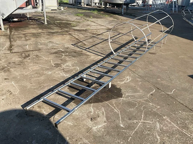 Industriële ladder met valbeveiligingskooi - afbeelding 3 van  3