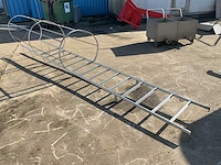 Industriële ladder met valbeveiligingskooi - afbeelding 1 van  3