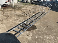 Industriële ladder met valbeveiligingskooi - afbeelding 1 van  3