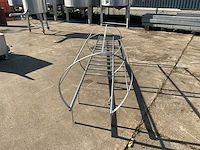 Industriële ladder met valbeveiligingskooi - afbeelding 3 van  3