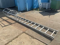 Industriële ladder met valbeveiligingskooi - afbeelding 1 van  5