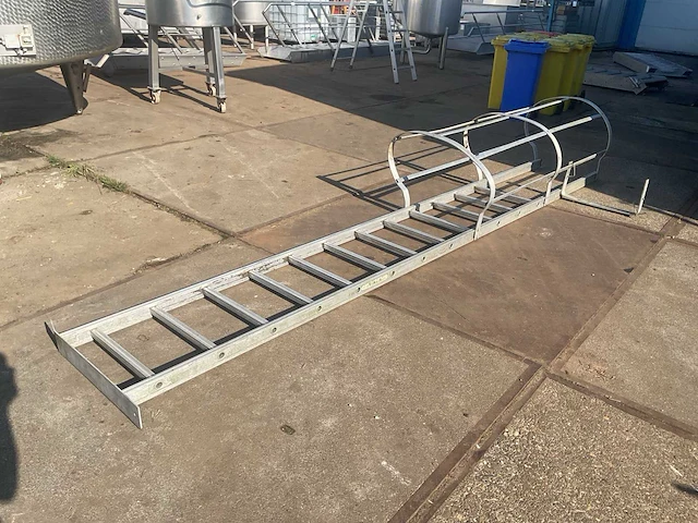 Industriële ladder met valbeveiligingskooi - afbeelding 2 van  5