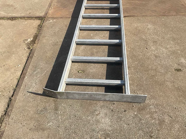 Industriële ladder met valbeveiligingskooi - afbeelding 3 van  5