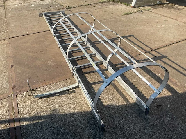 Industriële ladder met valbeveiligingskooi - afbeelding 5 van  5
