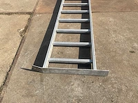Industriële ladder met valbeveiligingskooi - afbeelding 2 van  3