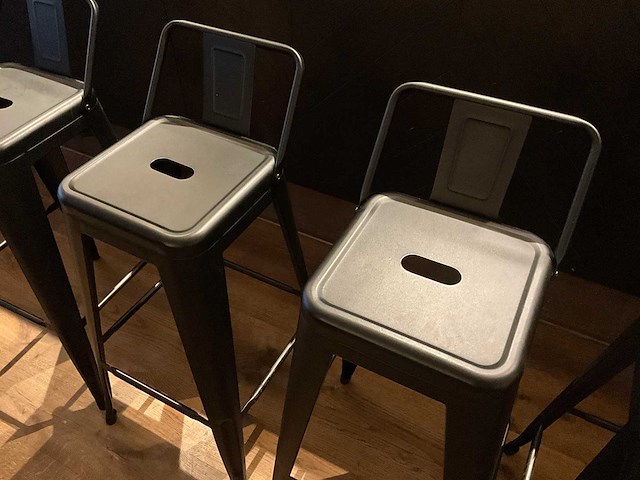 Industriële metalen barkruk met rugleuning (4x) - afbeelding 3 van  6