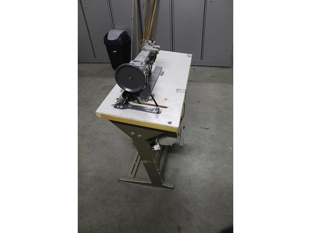Industriele naaitafel adler, machineunmmer kl167-273kt0. afmeting 106 x 50 cm. in hoogte verstelbaar. - afbeelding 3 van  6