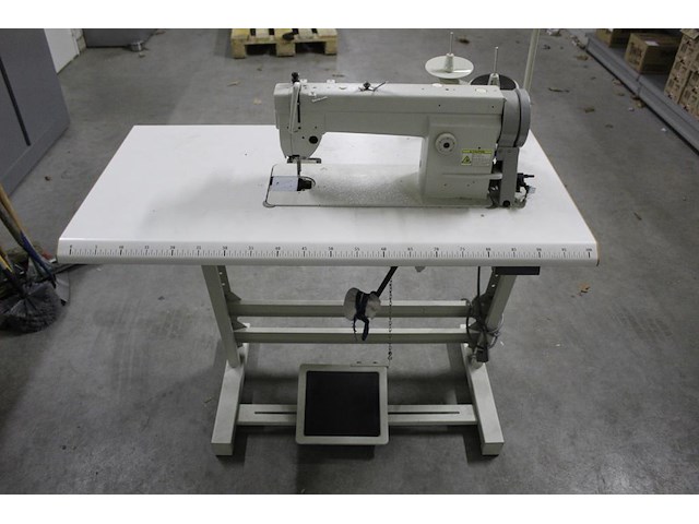 Industriele naaitafel nn. afmeting 105 x 55 cm in hoogte verstelbaar. - afbeelding 2 van  5