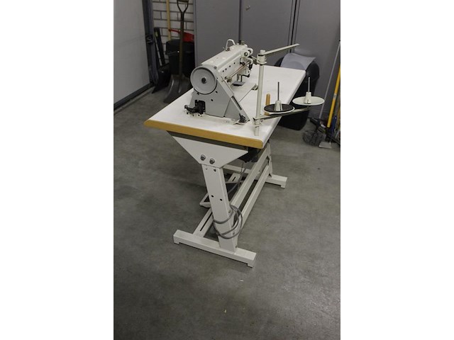 Industriele naaitafel nn. afmeting 105 x 55 cm in hoogte verstelbaar. - afbeelding 3 van  5