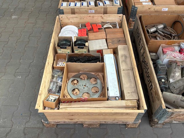 Industriële onderdelen, gereedschap en filters. - afbeelding 1 van  9