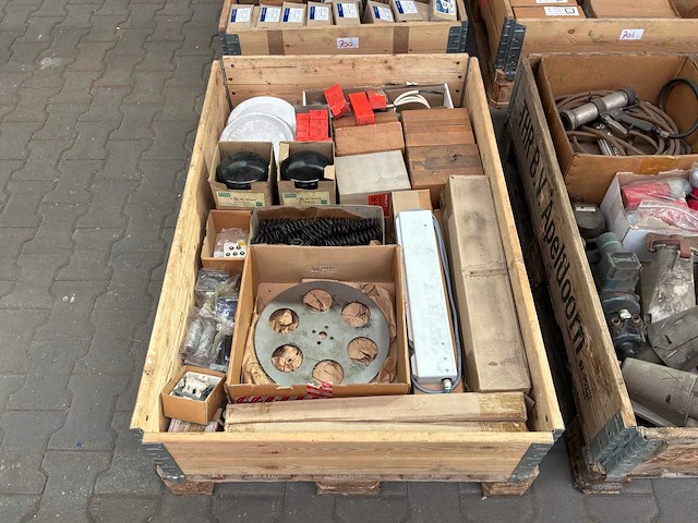 Industriële onderdelen, gereedschap en filters. - afbeelding 4 van  9