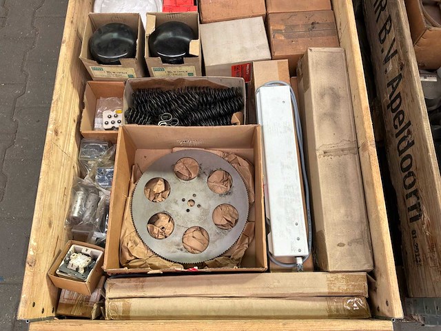 Industriële onderdelen, gereedschap en filters. - afbeelding 6 van  9