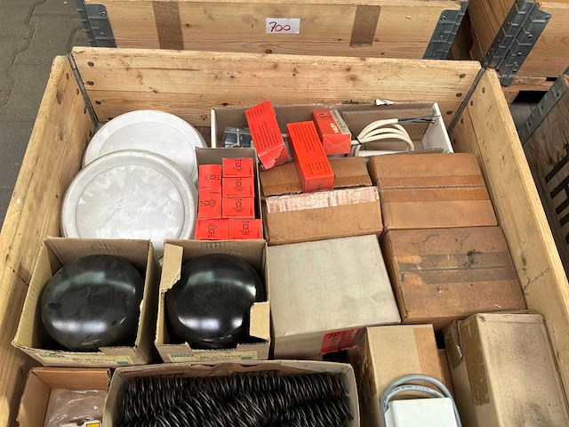 Industriële onderdelen, gereedschap en filters. - afbeelding 9 van  9