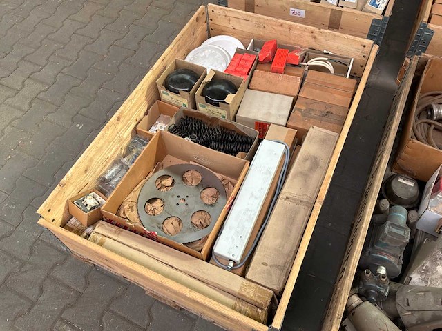 Industriële onderdelen, gereedschap en filters. - afbeelding 6 van  11