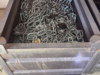 Industriële partij met stalen bakken, kettingen en hijsmateriaal - afbeelding 1 van  10