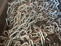 Industriële partij met stalen bakken, kettingen en hijsmateriaal - afbeelding 7 van  10