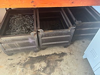 Industriële partij met stalen bakken, kettingen en hijsmateriaal - afbeelding 9 van  10