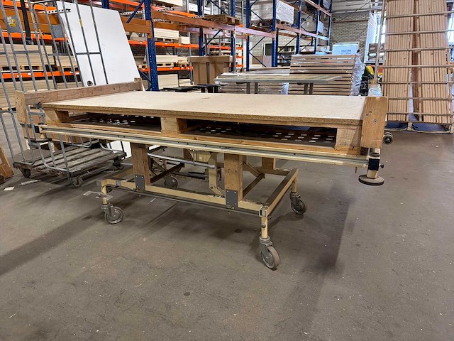Industriële verrijdbare werktafel / montagetafel met verstelbaar onderstel - afbeelding 1 van  3