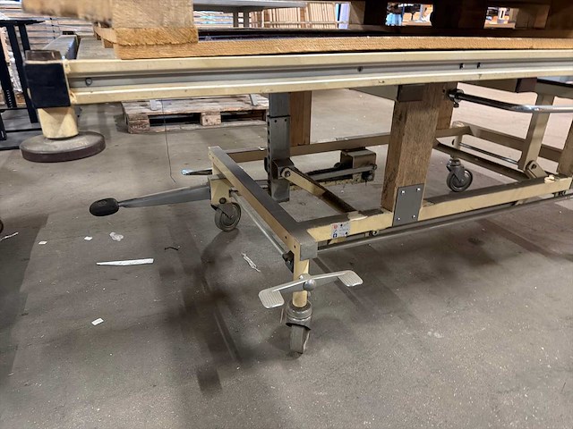 Industriële verrijdbare werktafel / montagetafel met verstelbaar onderstel - afbeelding 3 van  4