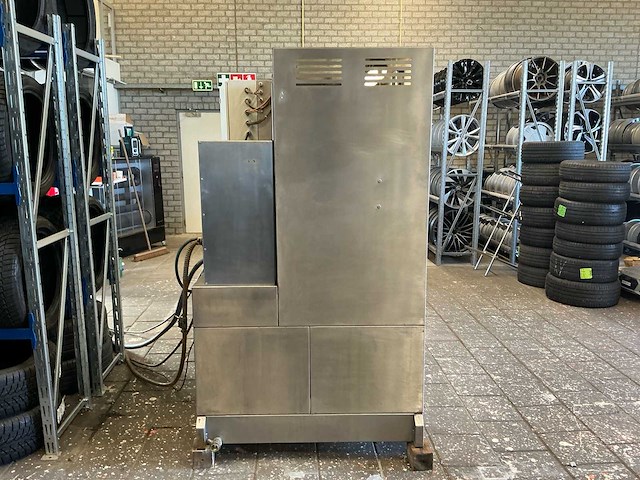 Industriële wiel en band wasmachine - afbeelding 25 van  26