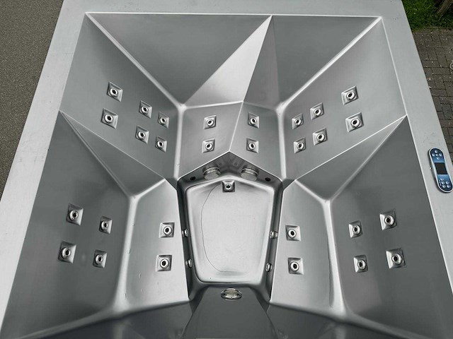 Infinitas 15 persoons dubbele cabine jacuzzi / zwemspa en buitenspa - afbeelding 14 van  34