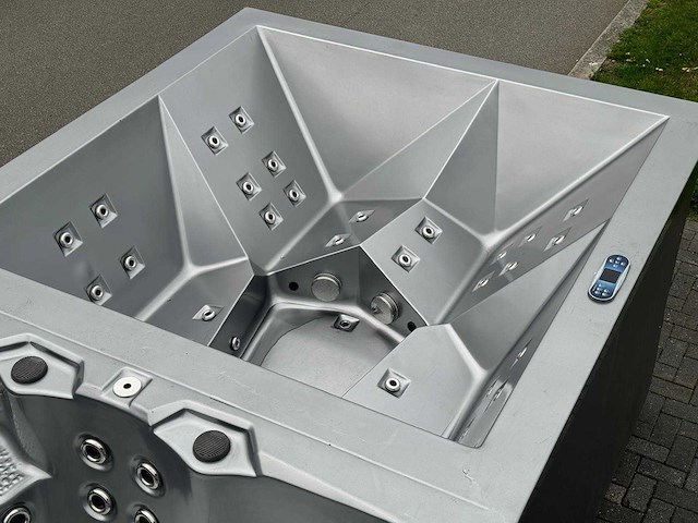 Infinitas 15 persoons dubbele cabine jacuzzi / zwemspa en buitenspa - afbeelding 9 van  34