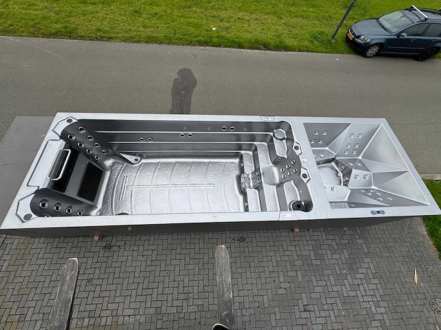 Infinitas 15 persoons dubbele cabine jacuzzi / zwemspa en buitenspa - afbeelding 30 van  34