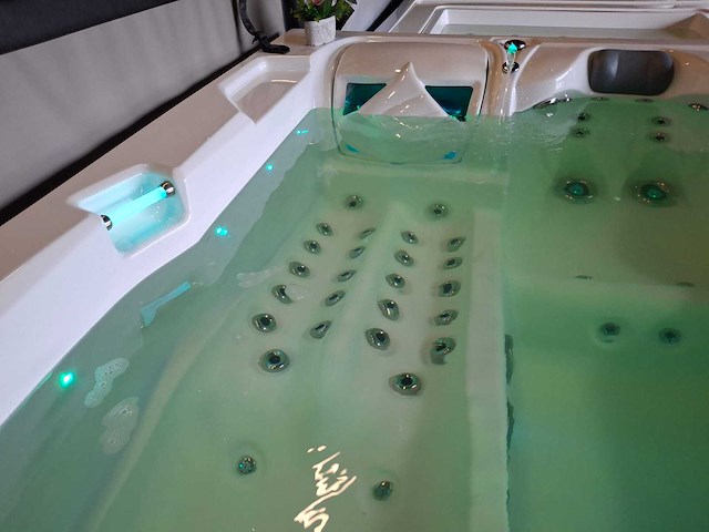 Infinitas 4 persoons jacuzzi en buitenspa - afbeelding 11 van  39