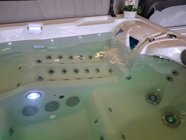 Infinitas 4 persoons jacuzzi en buitenspa - afbeelding 13 van  39