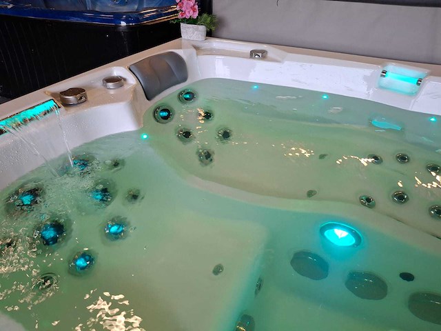 Infinitas 4 persoons jacuzzi en buitenspa - afbeelding 15 van  39