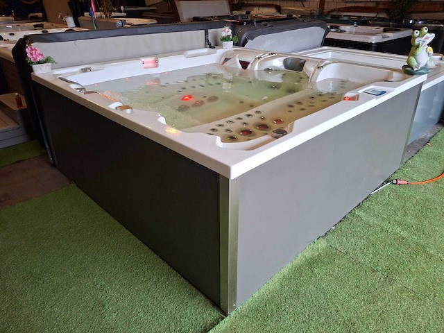 Infinitas 4 persoons jacuzzi en buitenspa - afbeelding 18 van  39