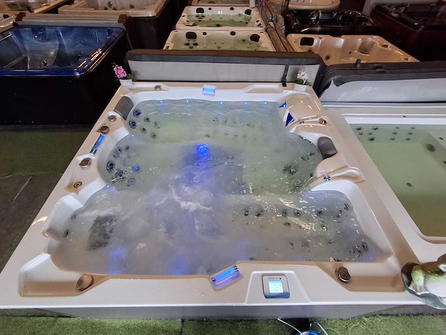 Infinitas 4 persoons jacuzzi en buitenspa - afbeelding 35 van  39