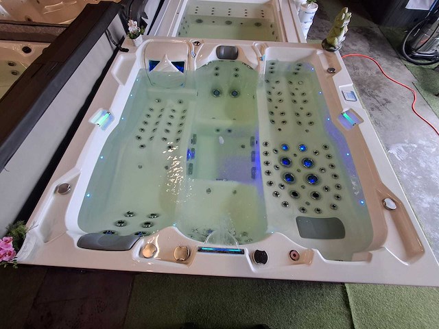 Infinitas 4 persoons jacuzzi en buitenspa - afbeelding 38 van  39