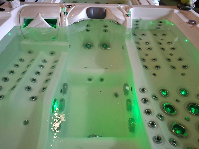 Infinitas 4 persoons jacuzzi en buitenspa - afbeelding 8 van  38